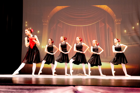 Zvezde Postojna KO SANJE POSTNEJO PLES foto V. Leban (2)